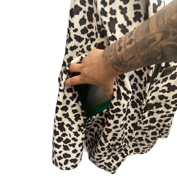 Cheetah Leopard Fleece Cape with a satin emerald green lining Size XL - Picture 9 of 12
